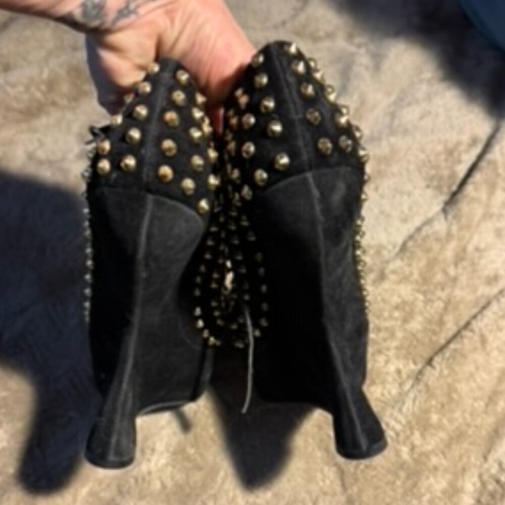 Steve Madden platforms, black w/ gold spikes, peep toe, sexy! Womens 8.